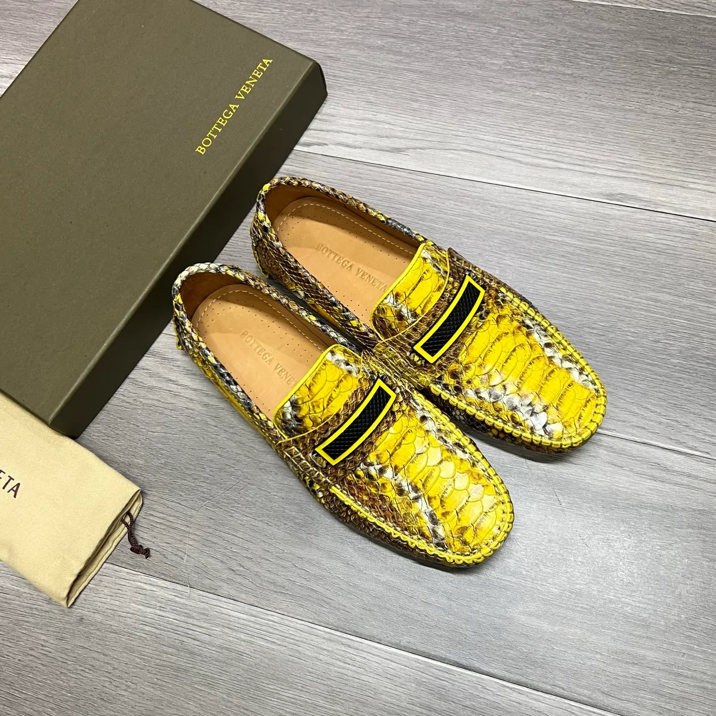Factory price 480 BV 〰️Purely handmade classic men's beanie shoes👉👉driving shoes, slip-on shoes, made of imported cowhide from Italy, 💕water-dyed cowhide lining, 🔊original outsole, waterproof platform design, comfortable on the feet. Good choice for traveling and driving, single color available, code number: 38-44, (45 can be customized)